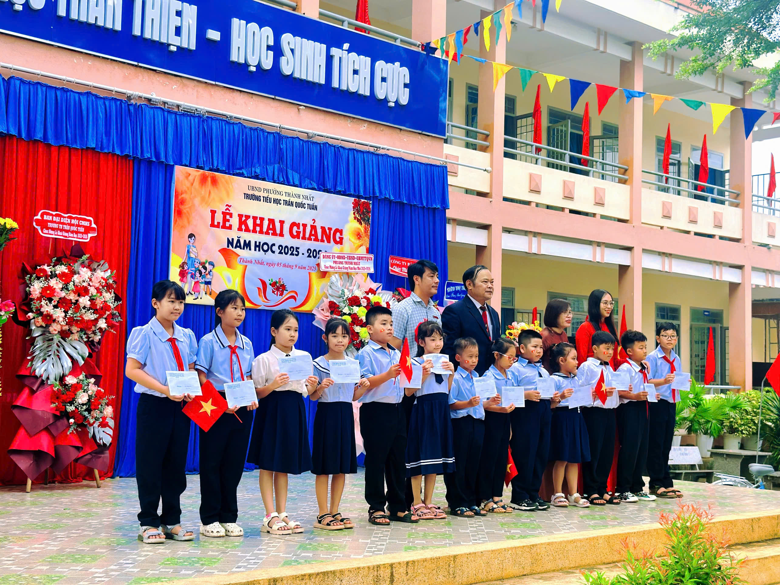 gen-h-tặng quà TQT